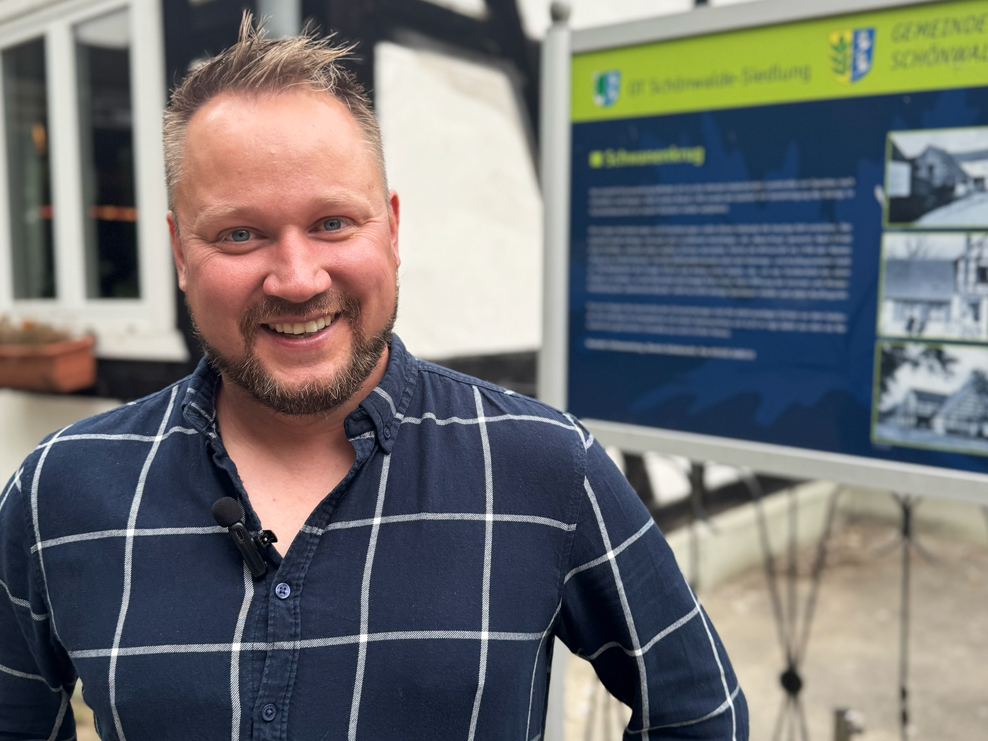 Steffen Gierke vor der Gaststätte Schwanenkrug in Schönwalde