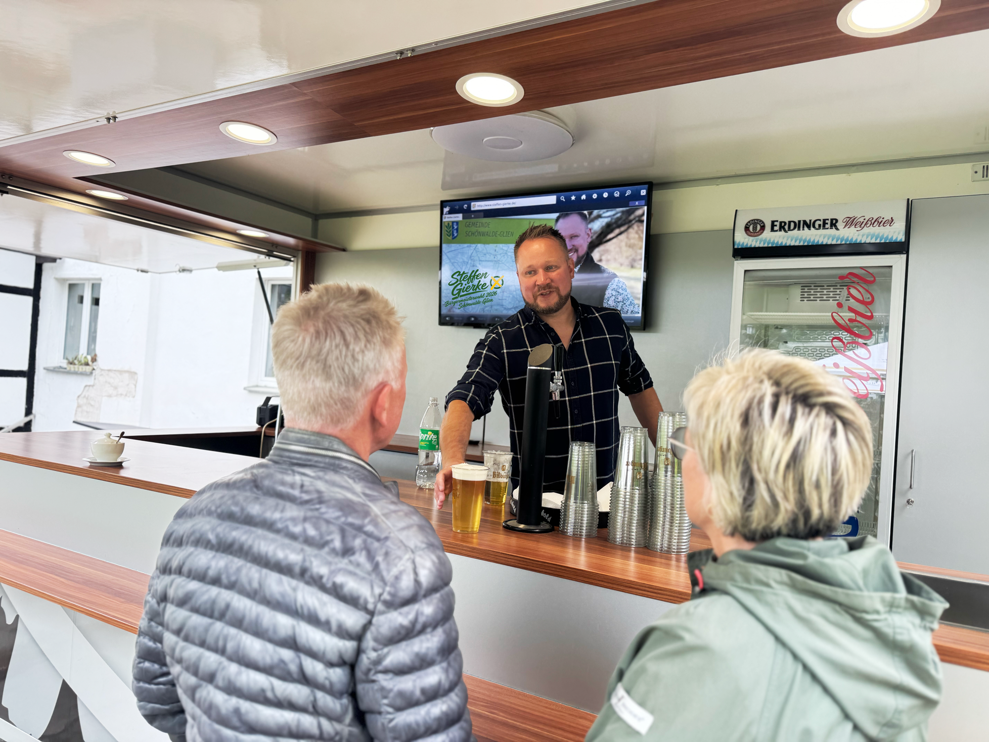 Steffen Gierke beim Bürgergespräch im Biergarten.